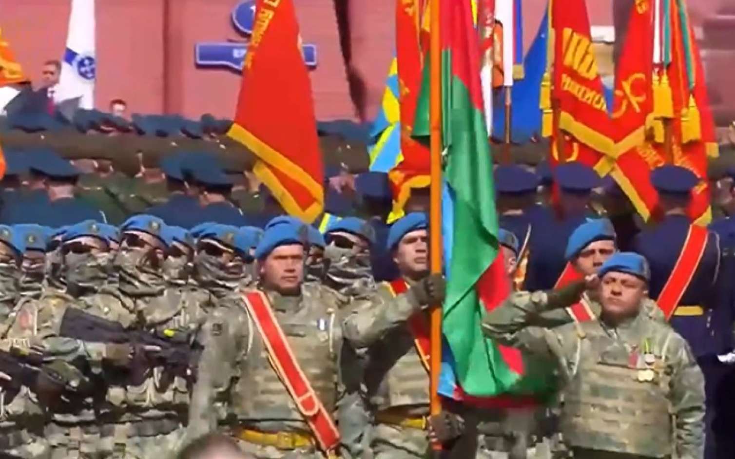 Azərbaycan hərbçiləri paradda keçid etdi - Video 