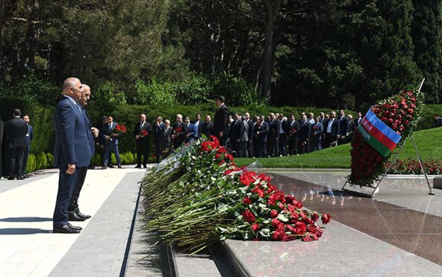 “Azərişıq” rəhbər heyətlə Fəxri xiyabanda - FOTO 