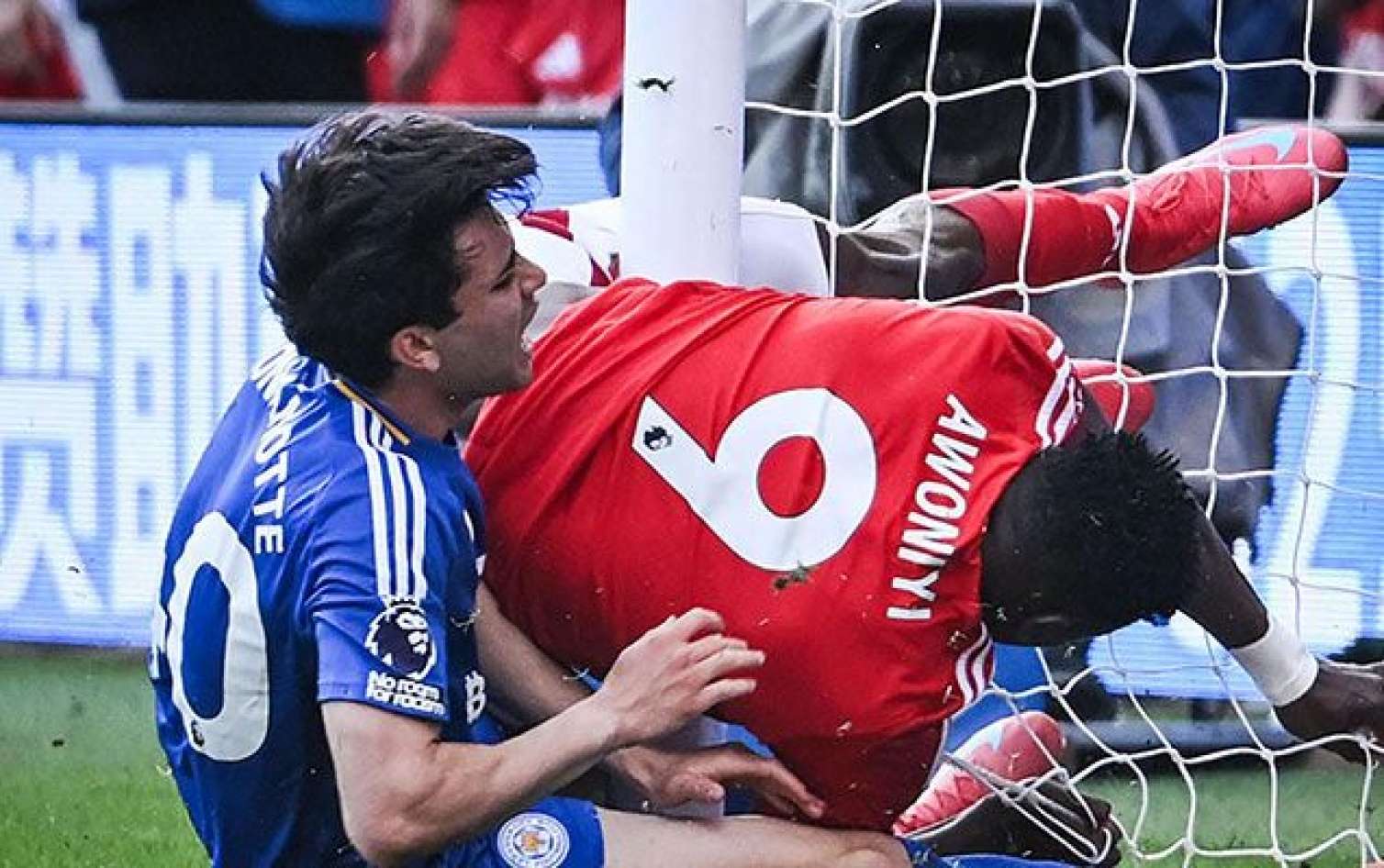 Dirəyə çırpılan məşhur futbolçu komaya düşdü 