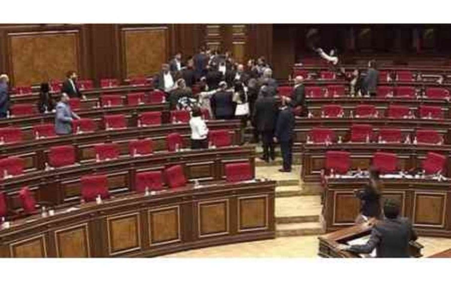 Koçaryanın oğlu parlamentdə dava saldı - VİDEO