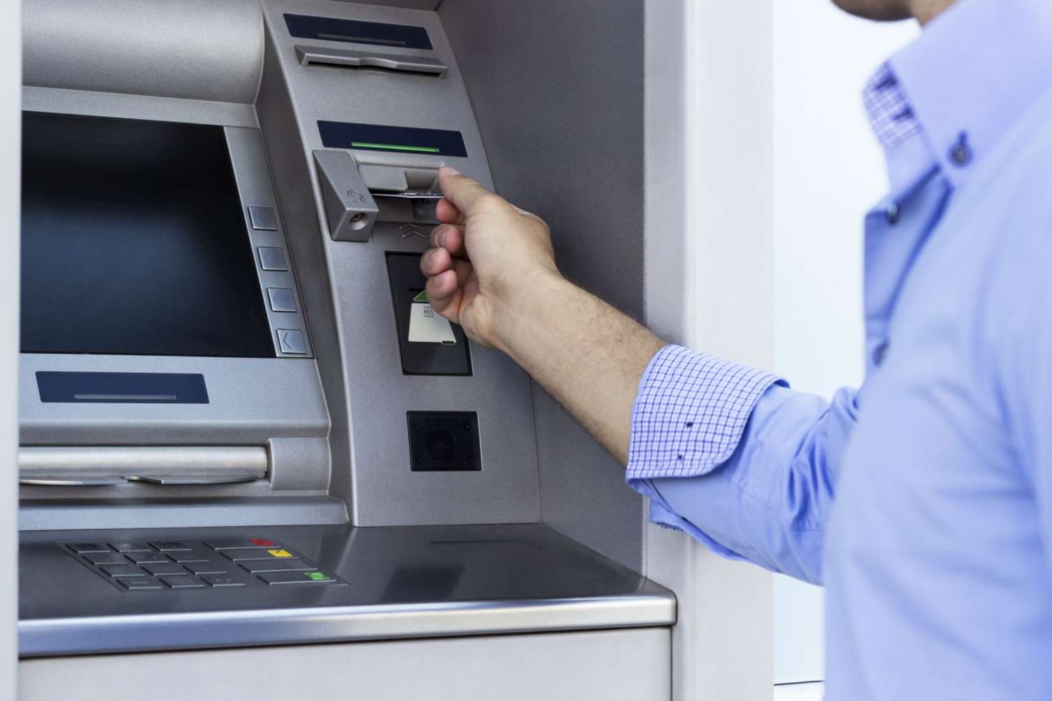 Bankomatdan pul çıxarmaq olmayacaq: yeni qanun bu tarixdən qüvvəyə minəcək 