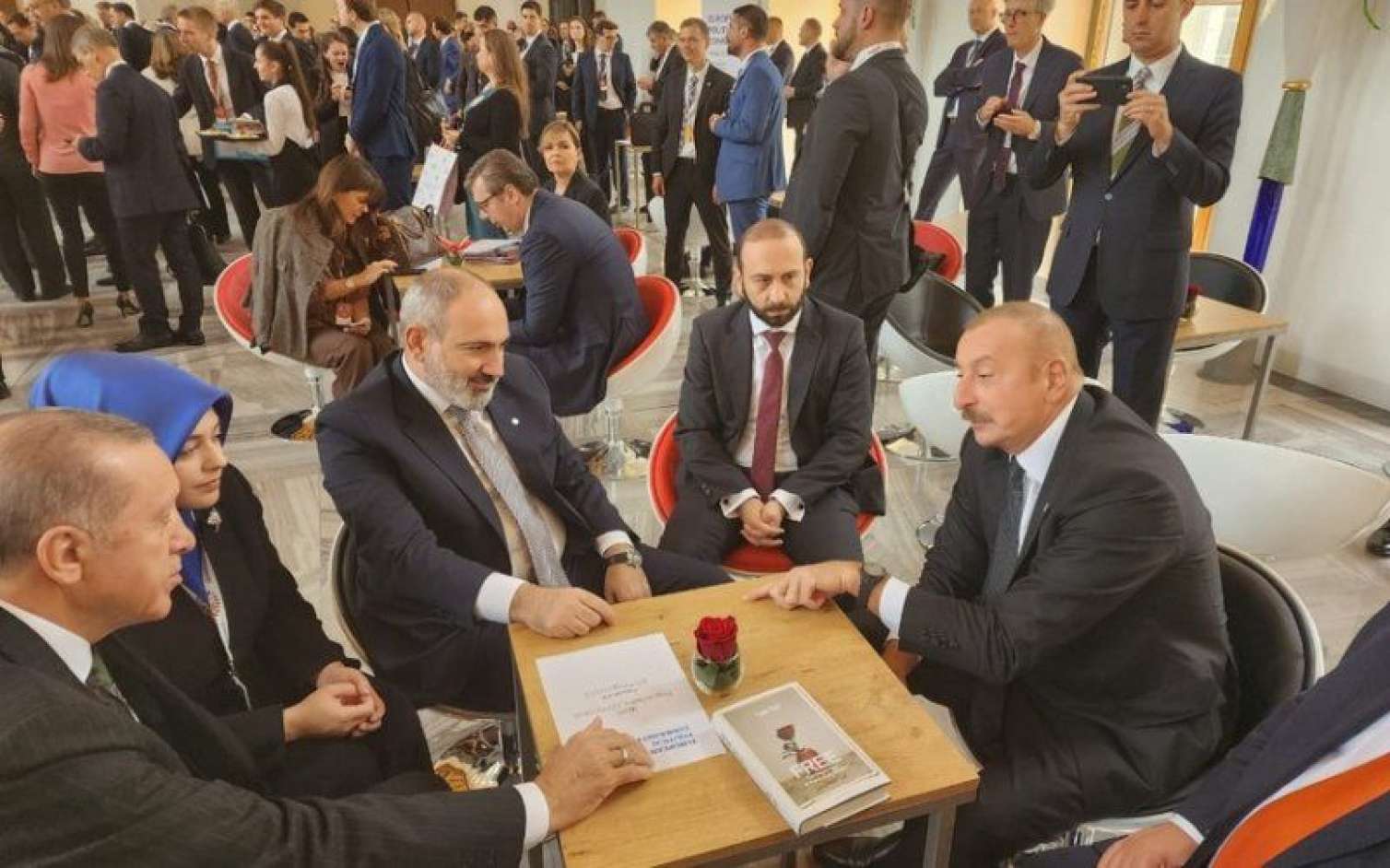 İlham Əliyevlə Paşinyan Tiranadadırlar - Liderlər görüşə bilər?