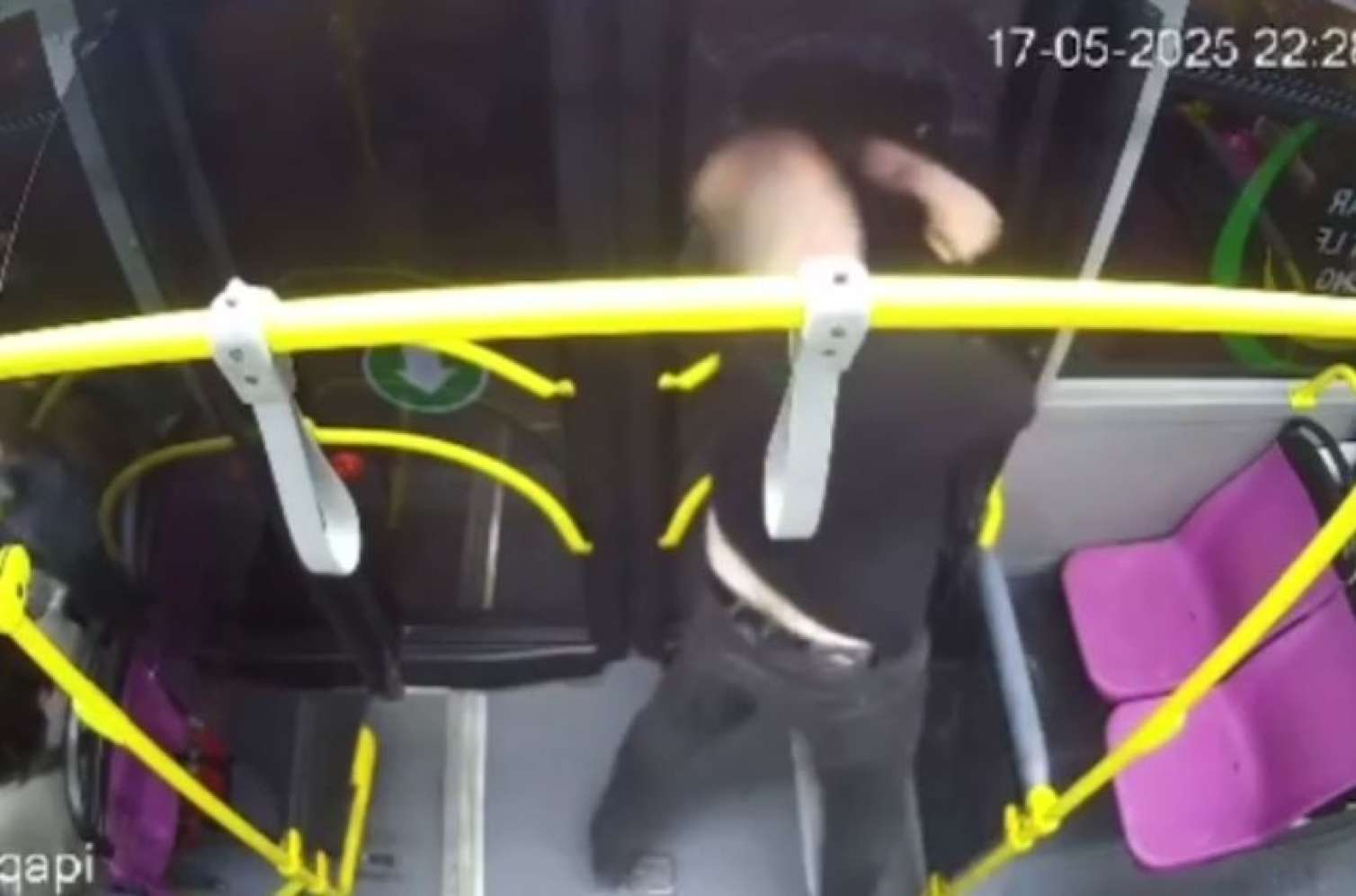 Bakıda sərnişin avtobusun şüşəsini sındırdı -  ANBAAN GÖRÜNTÜLƏR