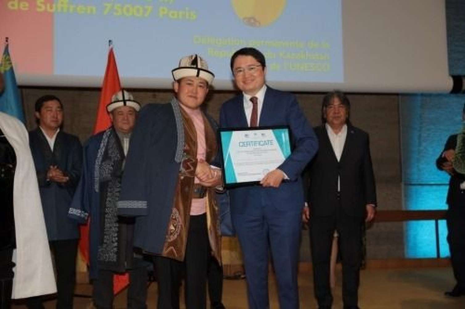 Qazax və qırğız aşıqları Parisdə oxudular  