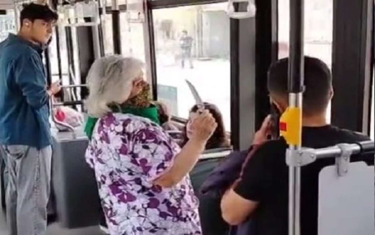 Bakıda avtobusa bıçaqla girən qadın SAXLANILDI 