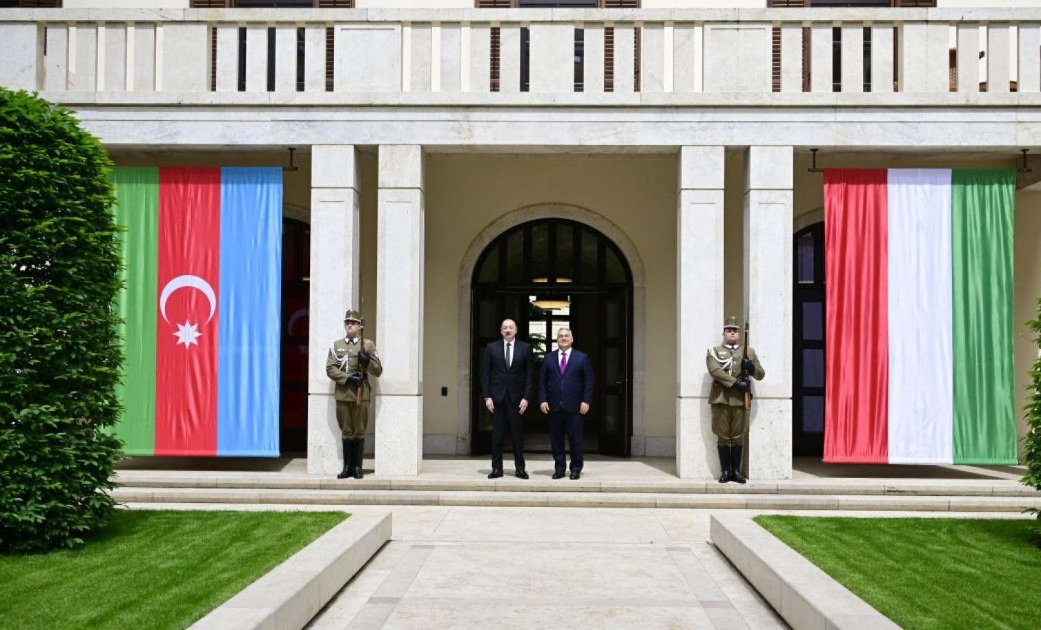 İlham Əliyevin Orban ilə məhdud tərkibdə görüşü oldu - FOTO