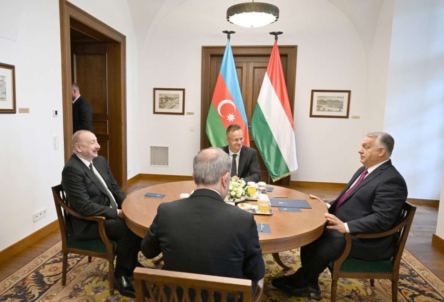İlham Əliyevin Orban ilə məhdud tərkibdə görüşü oldu - FOTO