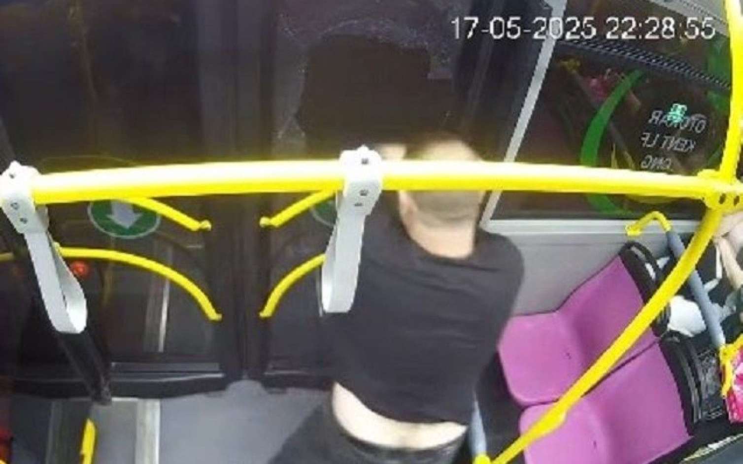 Avtobusun şüşəsini sındıran şəxs saxlanıldı - VİDEO 