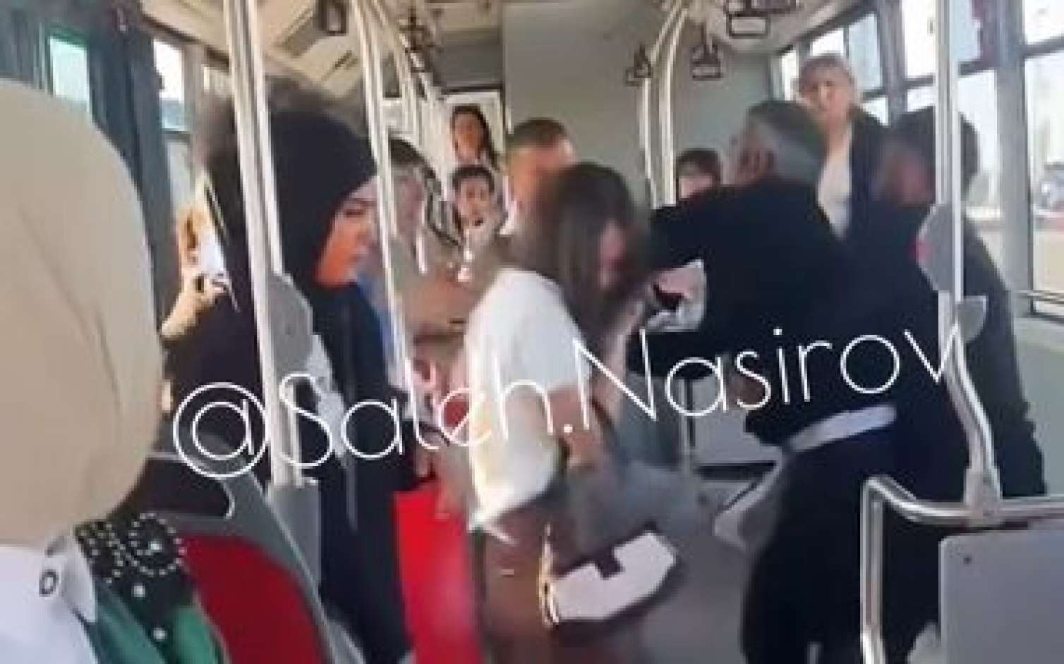 “BakuBus”da ata qızını döydü -  VİDEO