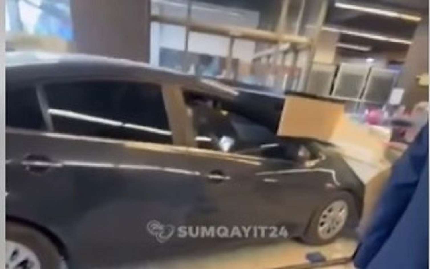 Bakıda avtomobil “Araz” marketə girdi - VİDEO