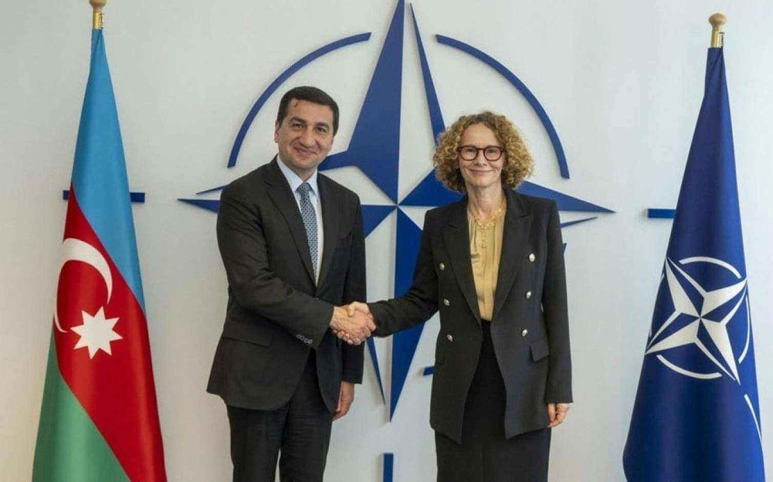 Hikmət Hacıyev Radmila Şekerinska ilə görüşüb 