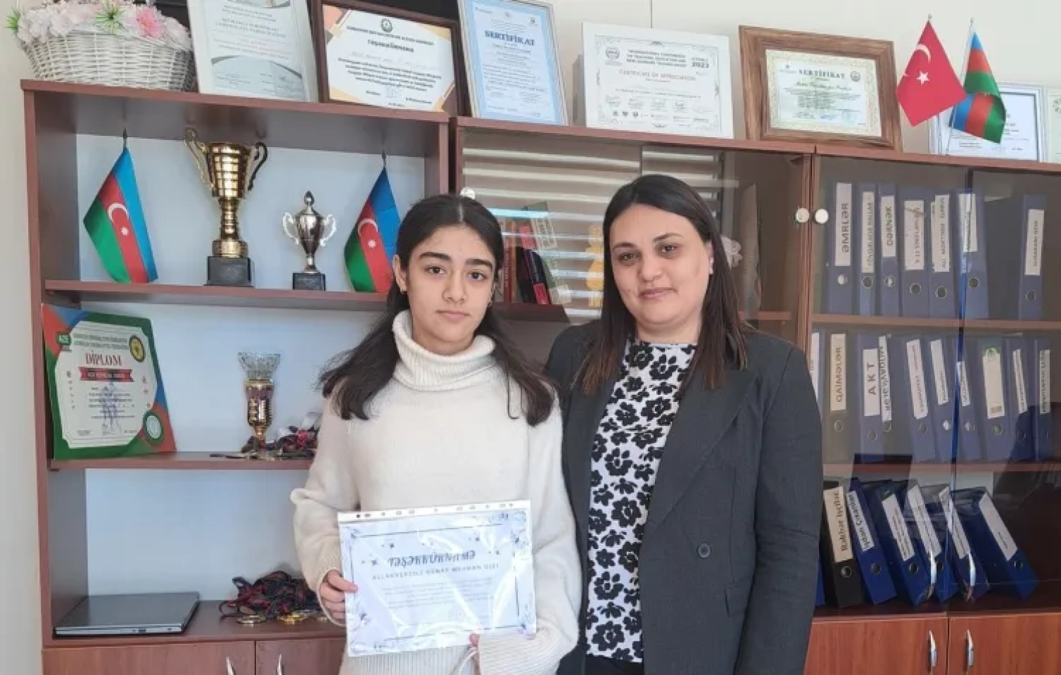 Direktor rekord nəticə göstərən şagirdini belə təbrik etdi - FOTO 