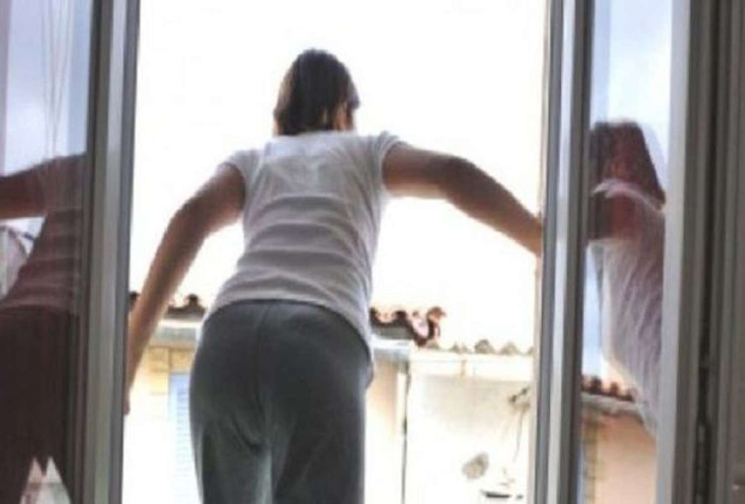 Bakıda 10-cu mərtəbədən yıxılan qız sağ qaldı 