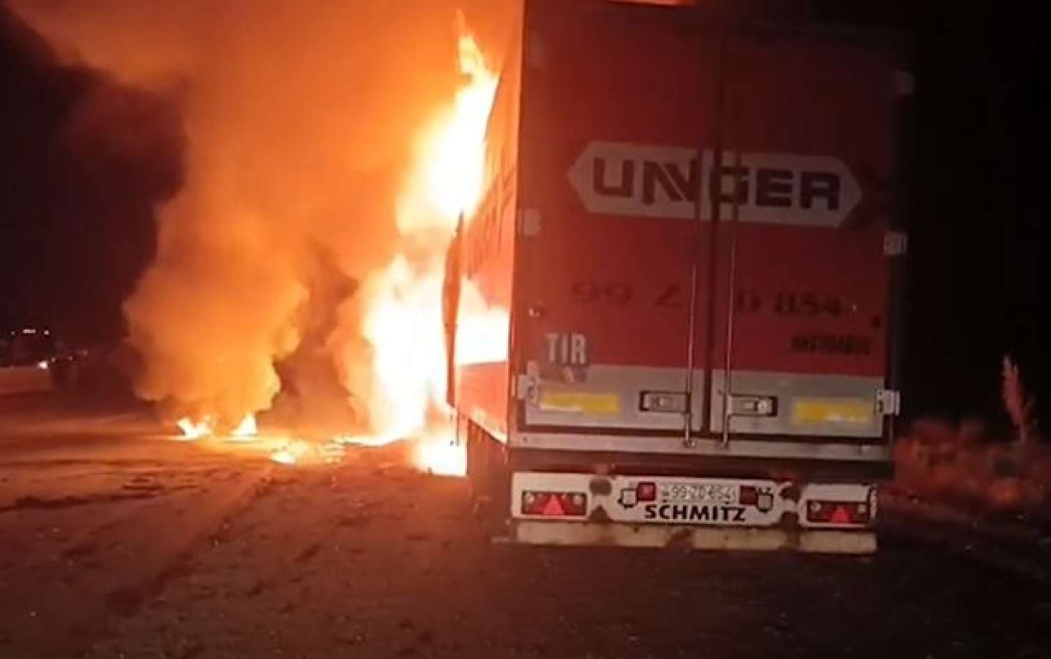 Azərbaycanda içində 21 ton yük olan maşın yandı - VİDEO
