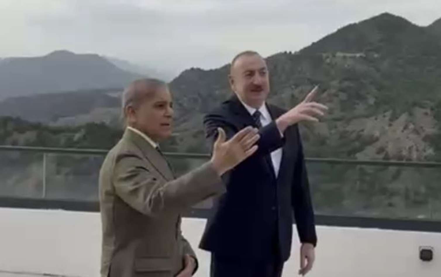 Əliyev təqdim etdi, Şahbaz Şərif heyran qaldı - VİDEO 
