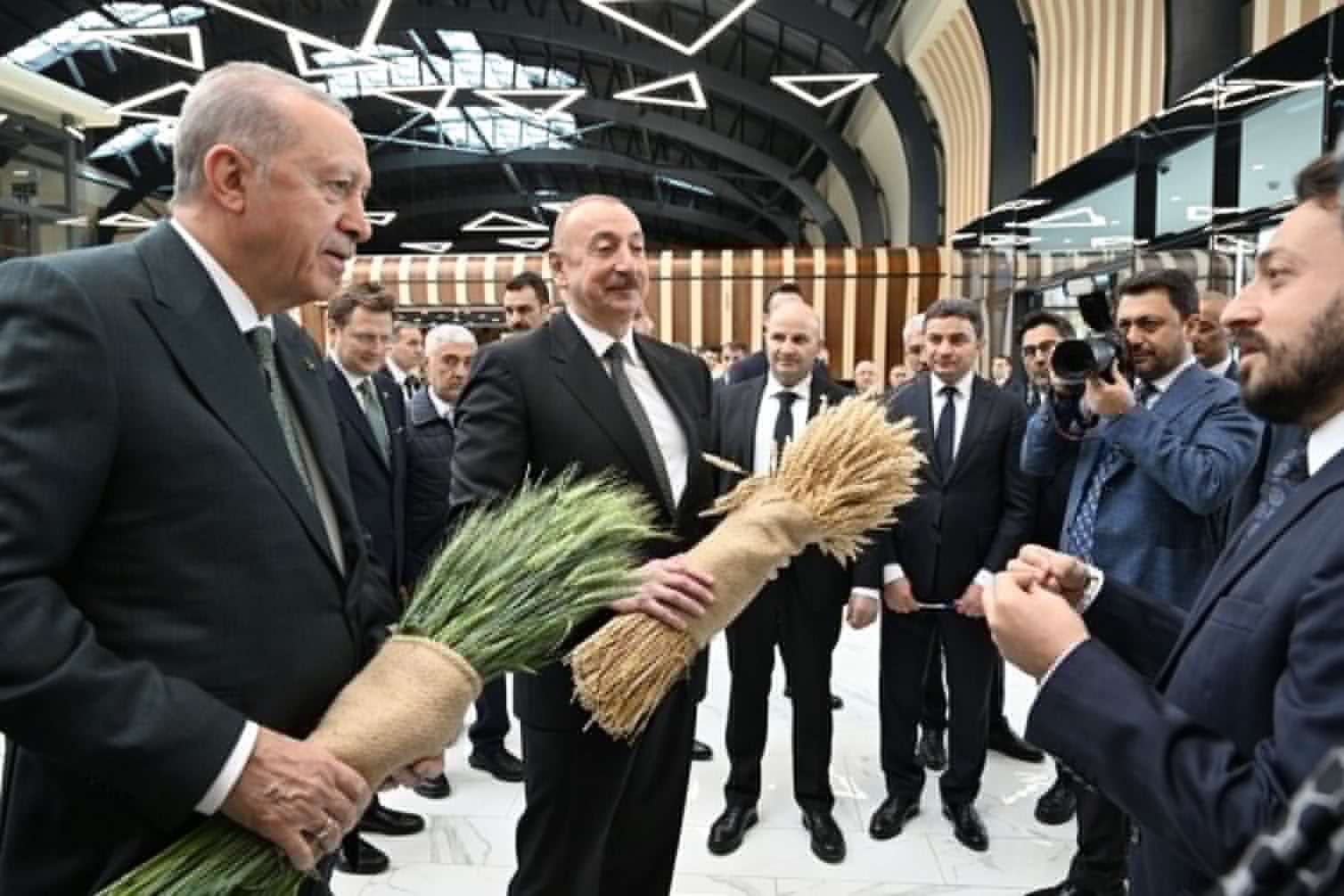 Əliyevlə Ərdoğana simvolik hədiyyə - FOTO 