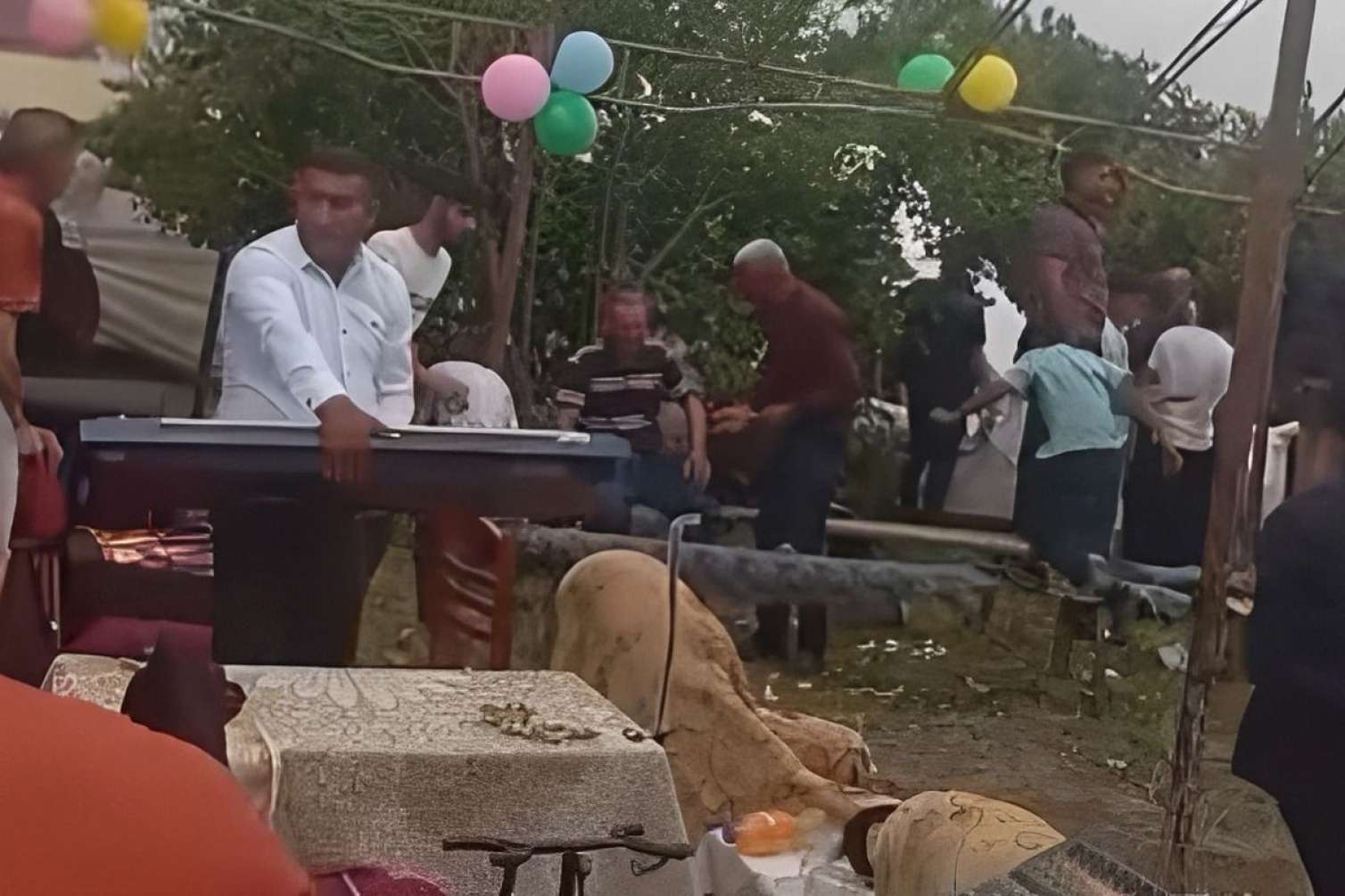 Güclü külək Qəbələdə toy mağarını uçurdu - Video 