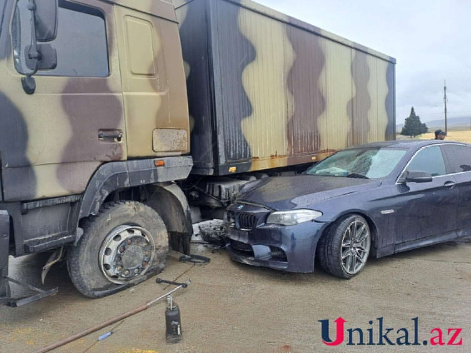Azərbaycanda "BMW" hərbi maşına çırpıldı - FOTO 