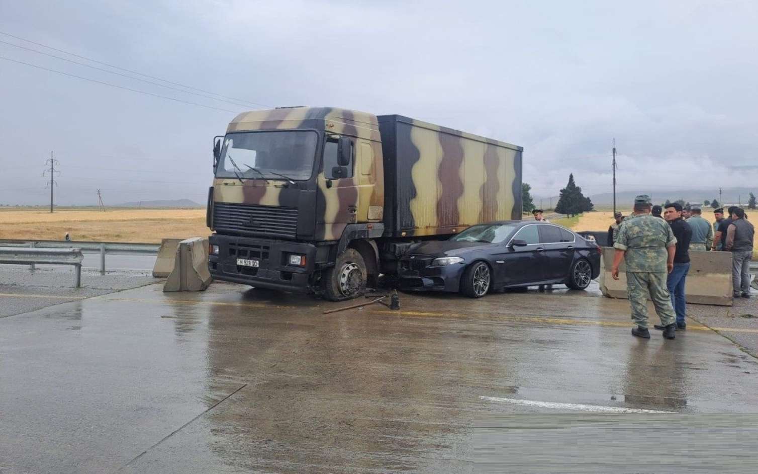 Azərbaycanda "BMW" hərbi maşına çırpıldı - FOTO 