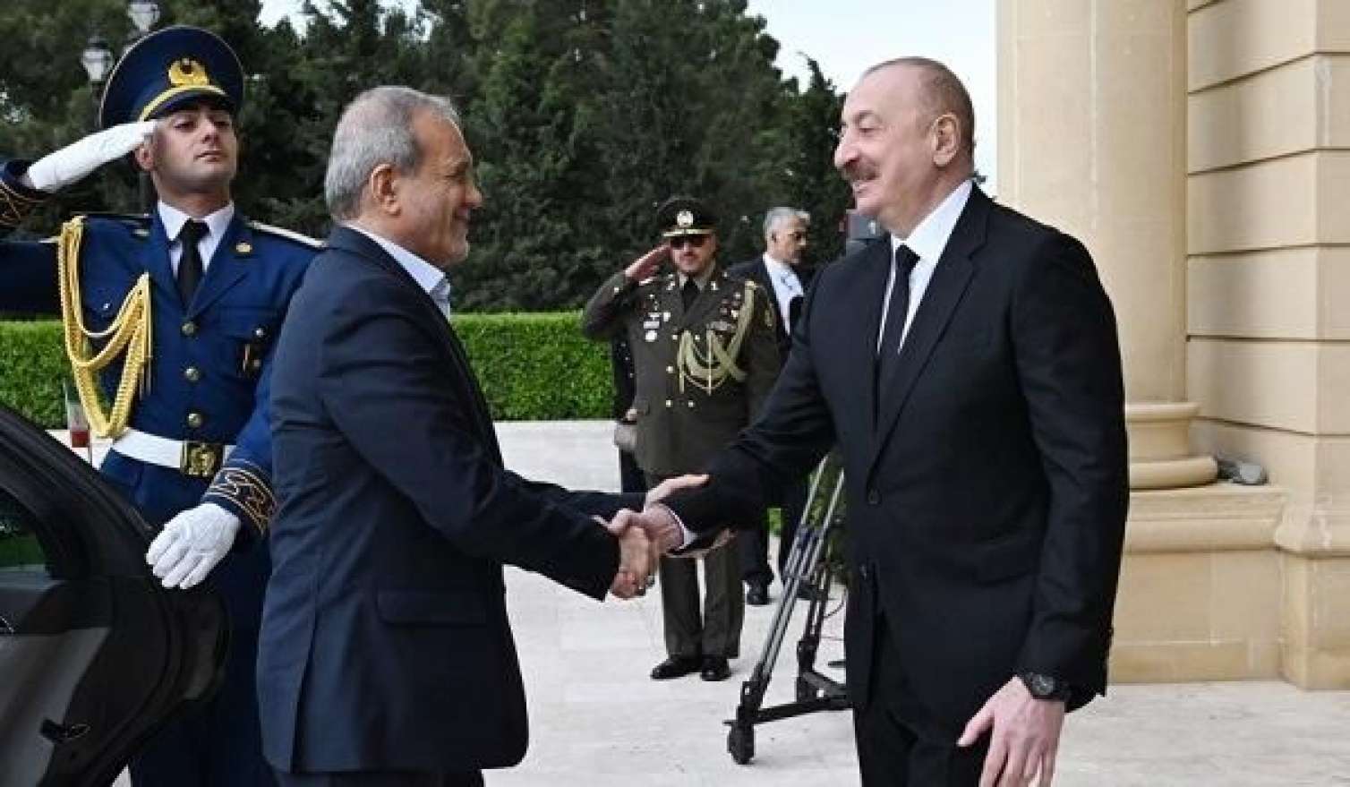 İlham Əliyev Pezeşkianla danışdı 