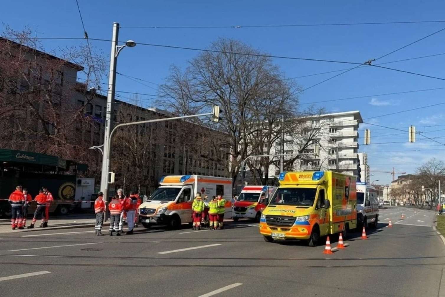 Avtomobili izdihama sürdü, 5 nəfər xəsarət aldı 
