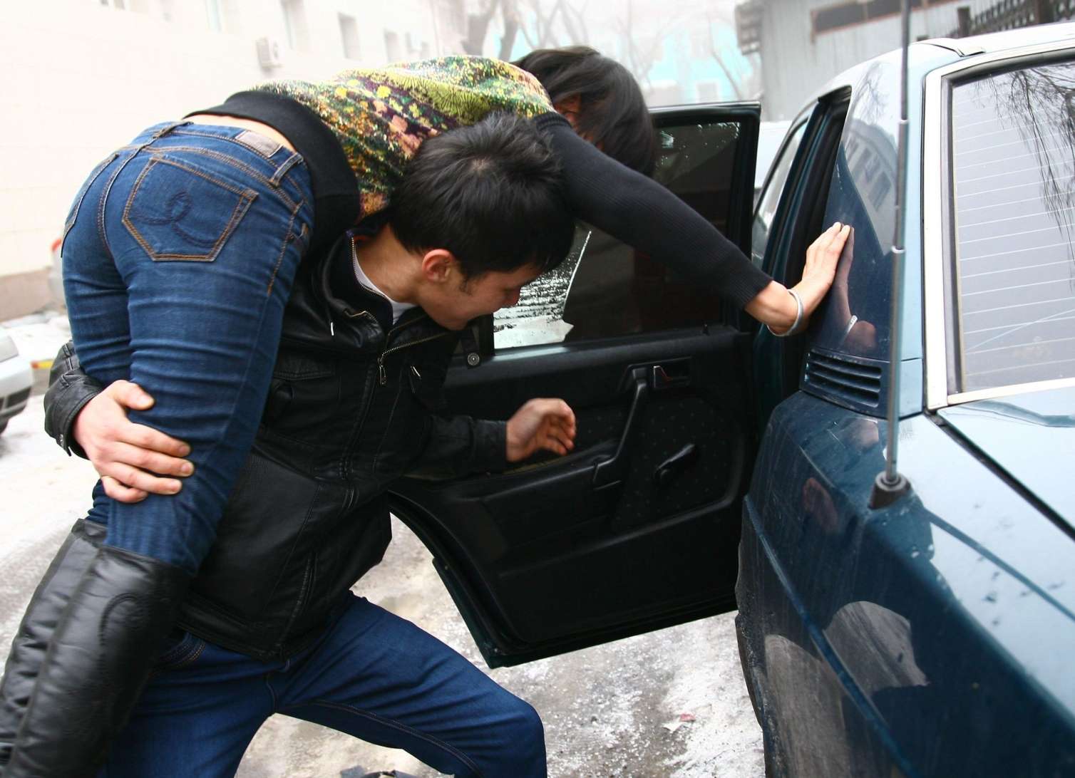 Atasının başını yarıb qızı qaçırdılar 