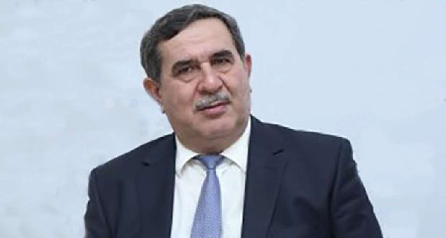 Bu, dövlətlə siyasi partiyalar və media arasındakı münasibətlərin inkişafına kömək edir... 