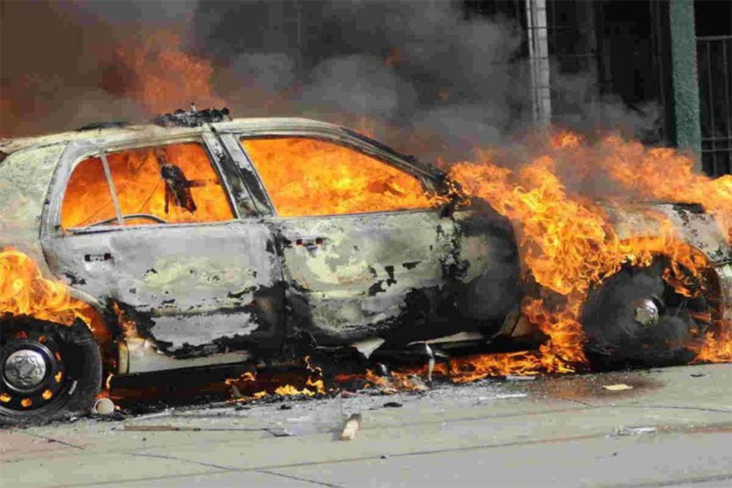 Bakıda avtomobil yandı 