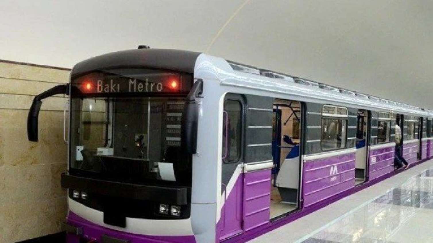 Bakı metrosunda HADİSƏ - Tələbə qatar yoluna düşdü 