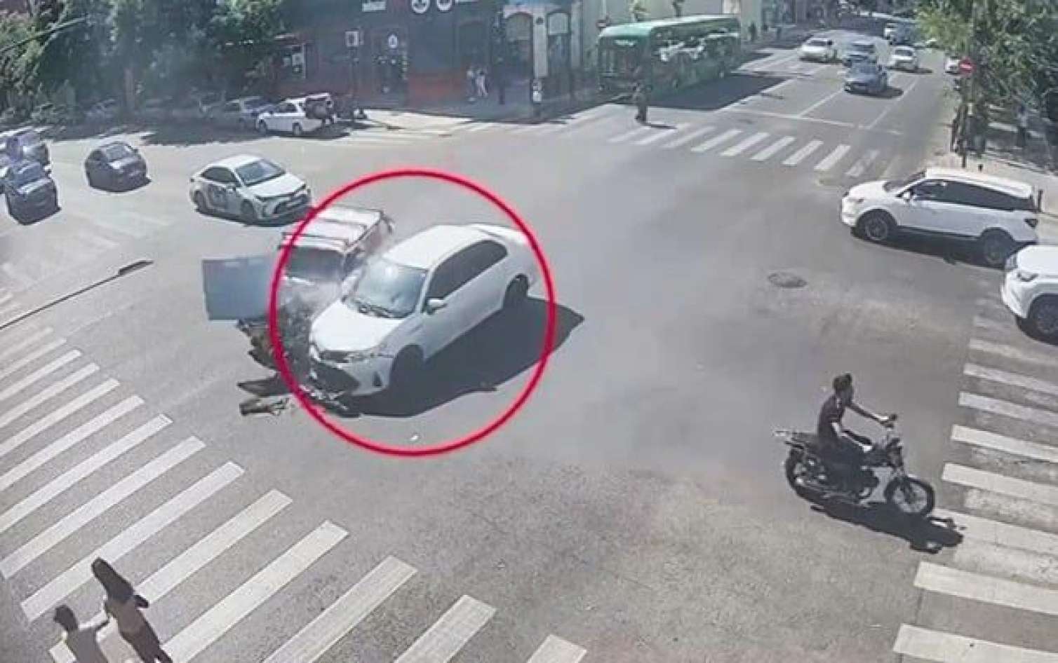 Bakıda dəhşət: Qəzaya uğrayan maşın yolu keçən ana-balaya çırpıldi -  VİDEO
