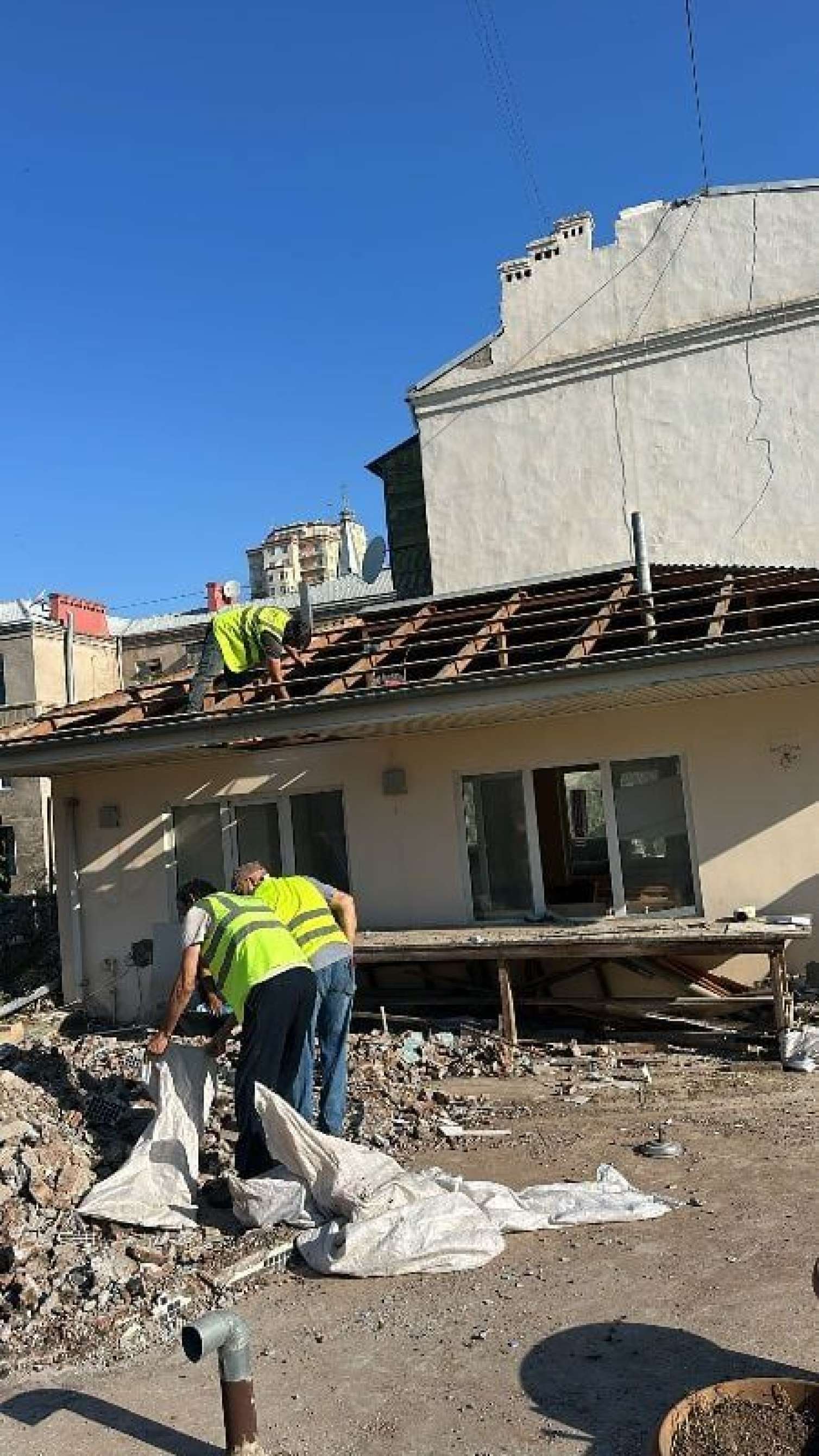 Bakıda binanın damında hovuz tikildi - FOTO