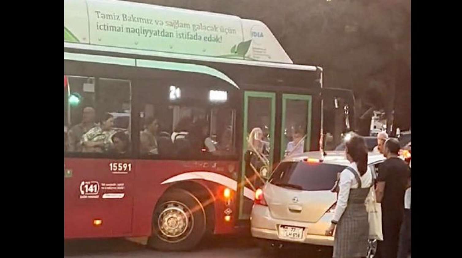Minik avtomobili “BakuBus”a çırpıldı -  VİDEO