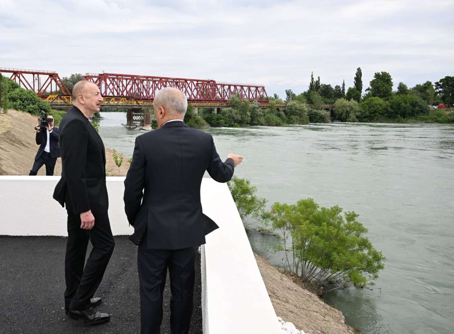 İlham Əliyev Yevlaxda sutəmizləyici qurğunun açılışında iştirak etdi - FOTO
