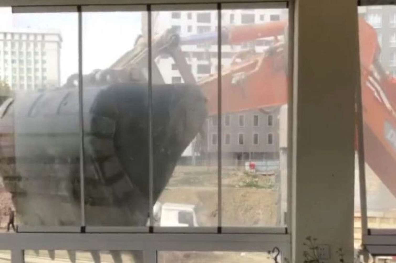 Vətəndaşın evini dağıdan ekskavator sürücüsü həbs edilmədi 