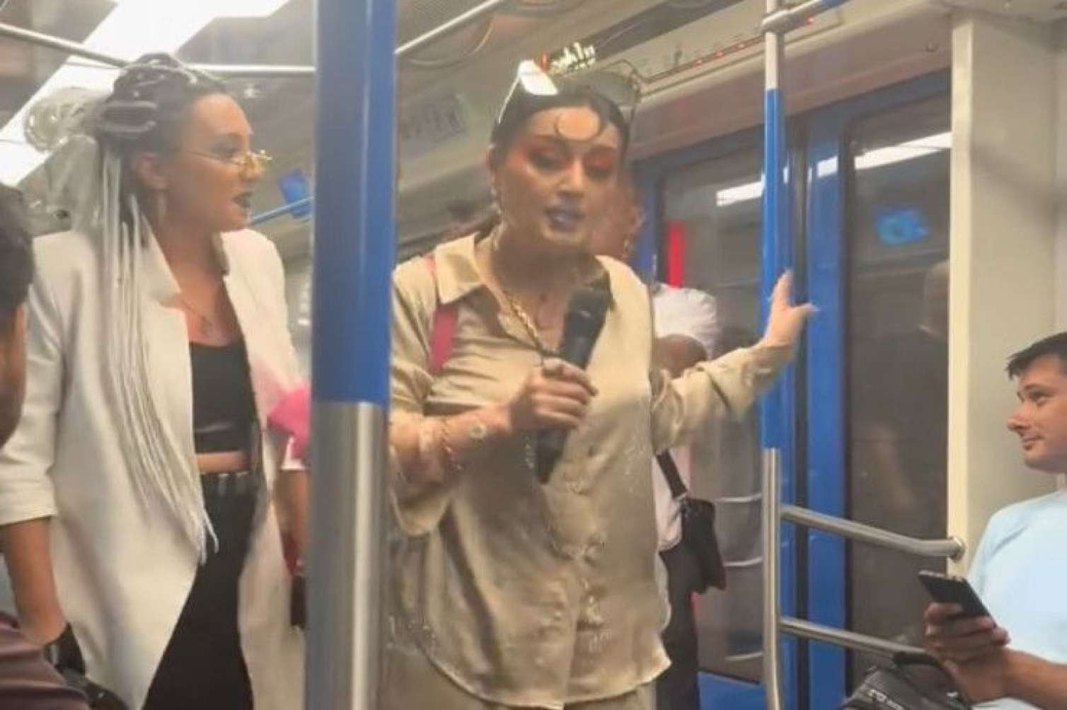 Elza Seyidcahan metroda mahnı oxudu -  VİDEO