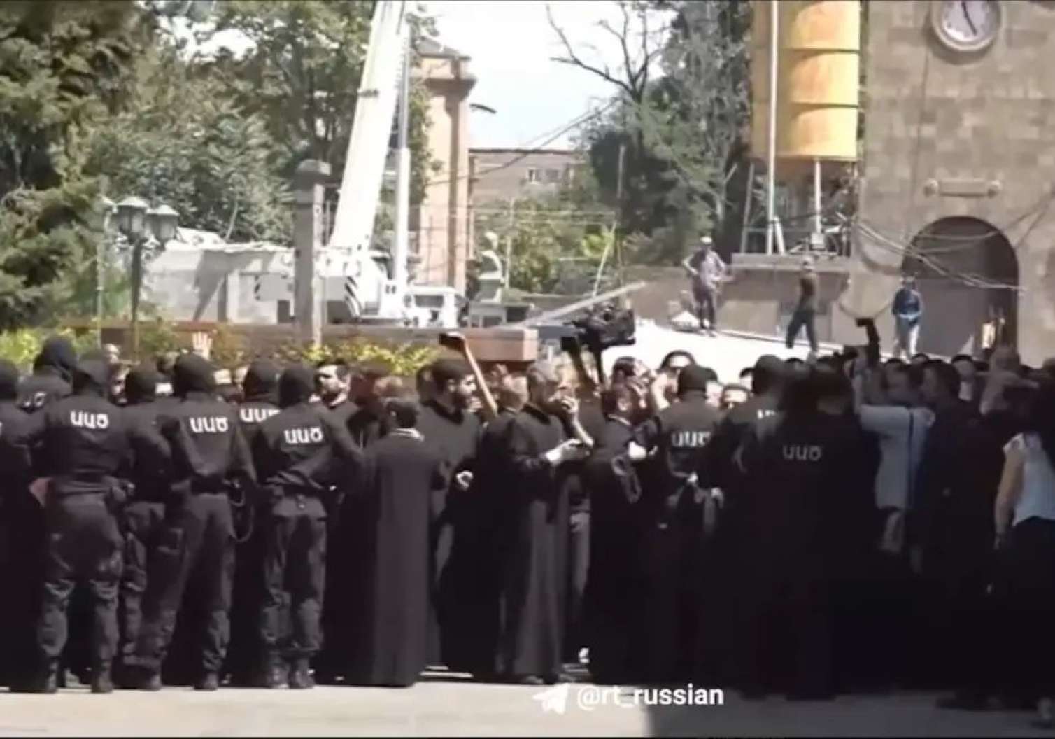 Ermənistanda xüsusi təyinatlılar kilsə başçısının iqamətgahına daxil olub - VİDEO 