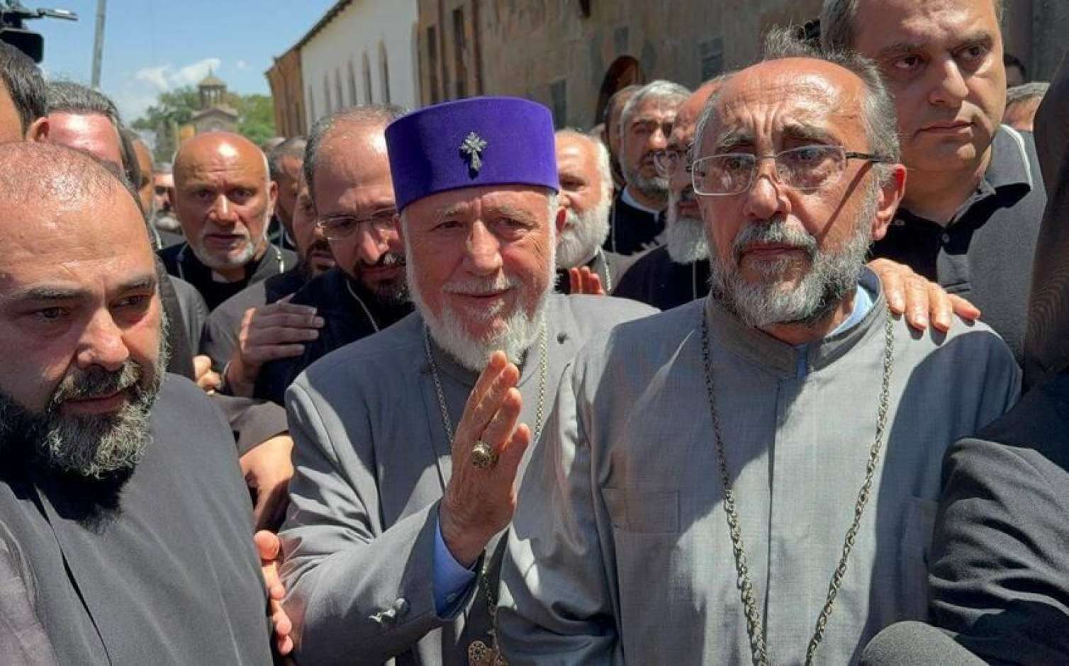 Arxiyepiskop saxlanıldı, Eçmiədzində toqquşma başladı - FOTO 