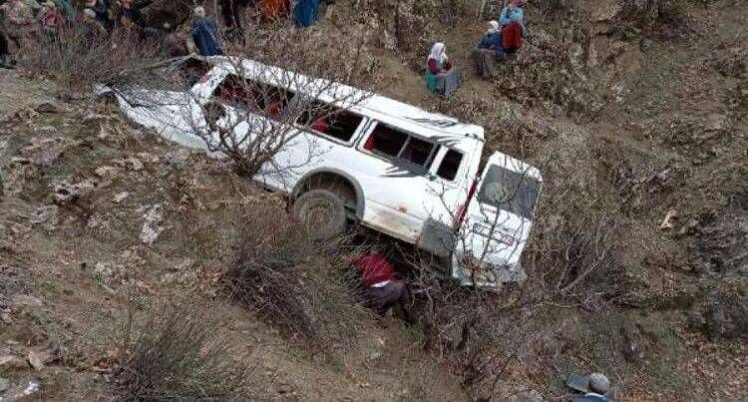 Qusarda əcnəbiləri daşıyan mikroavtobus aşdı 