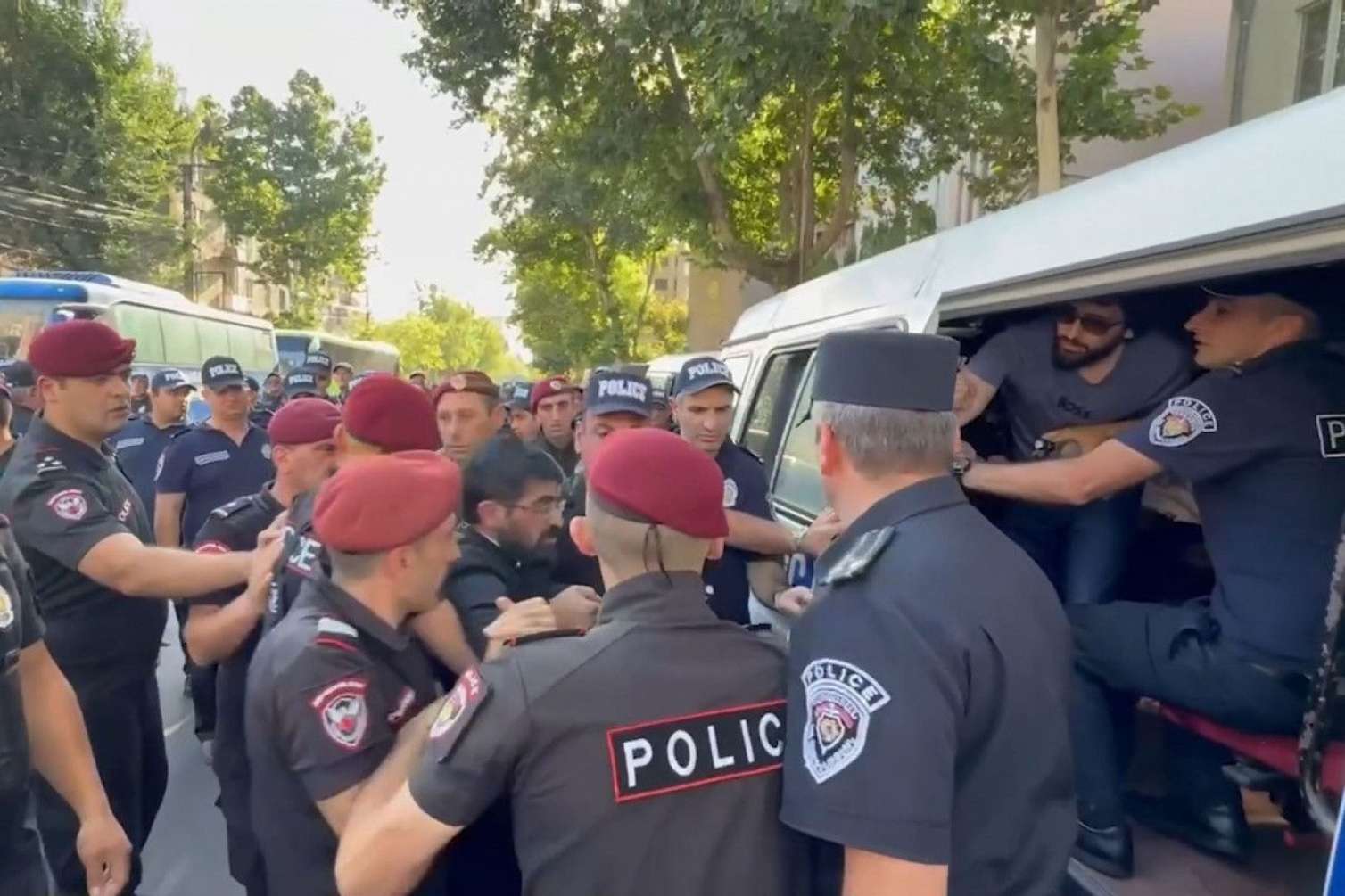 Ermənistanda vəziyyət gərginləşir: İstintaq Komitəsinin binası ətrafında saxlanılanlar var 