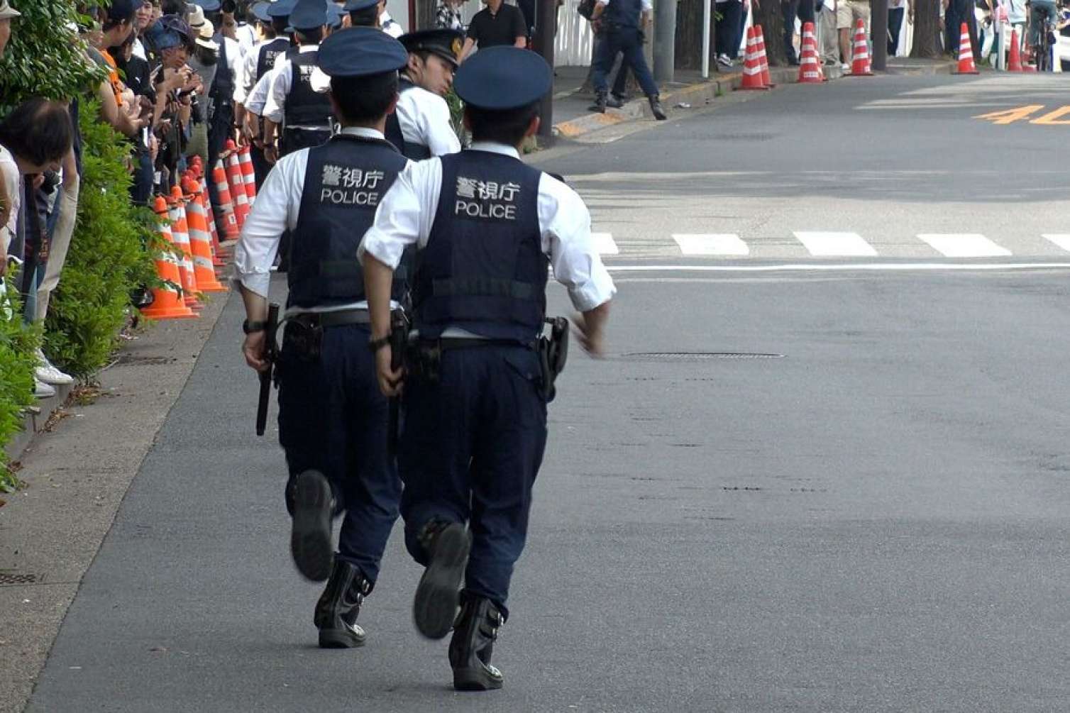 Əsəbləri pozulan kişi polis avtomobilini qaçırdı 