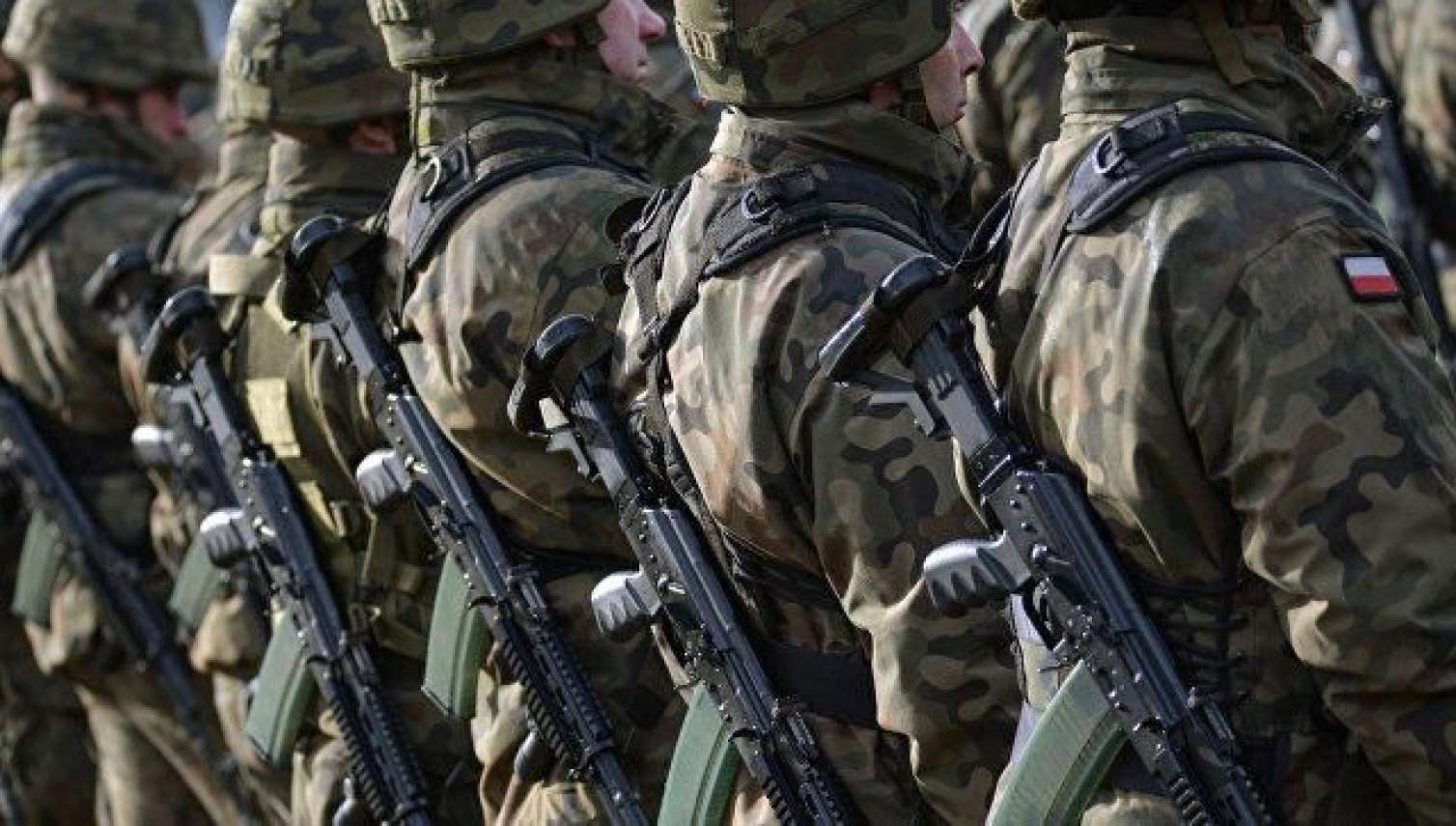 Polşa iki ölkə ilə sərhədə minlərlə hərbçi göndərir 