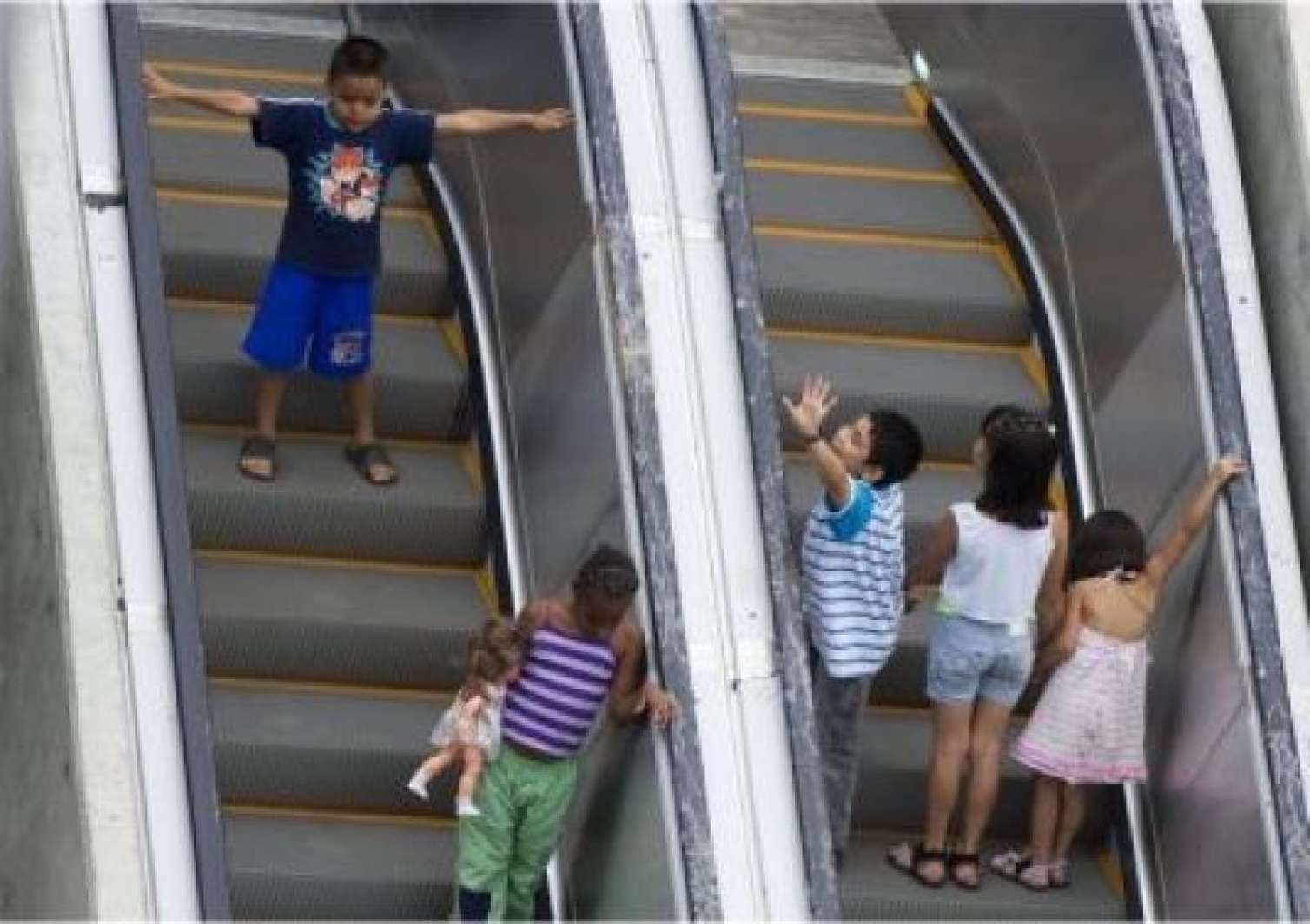 Bakı metrosunda qorxulu ANLAR:  Ana və övladları...
