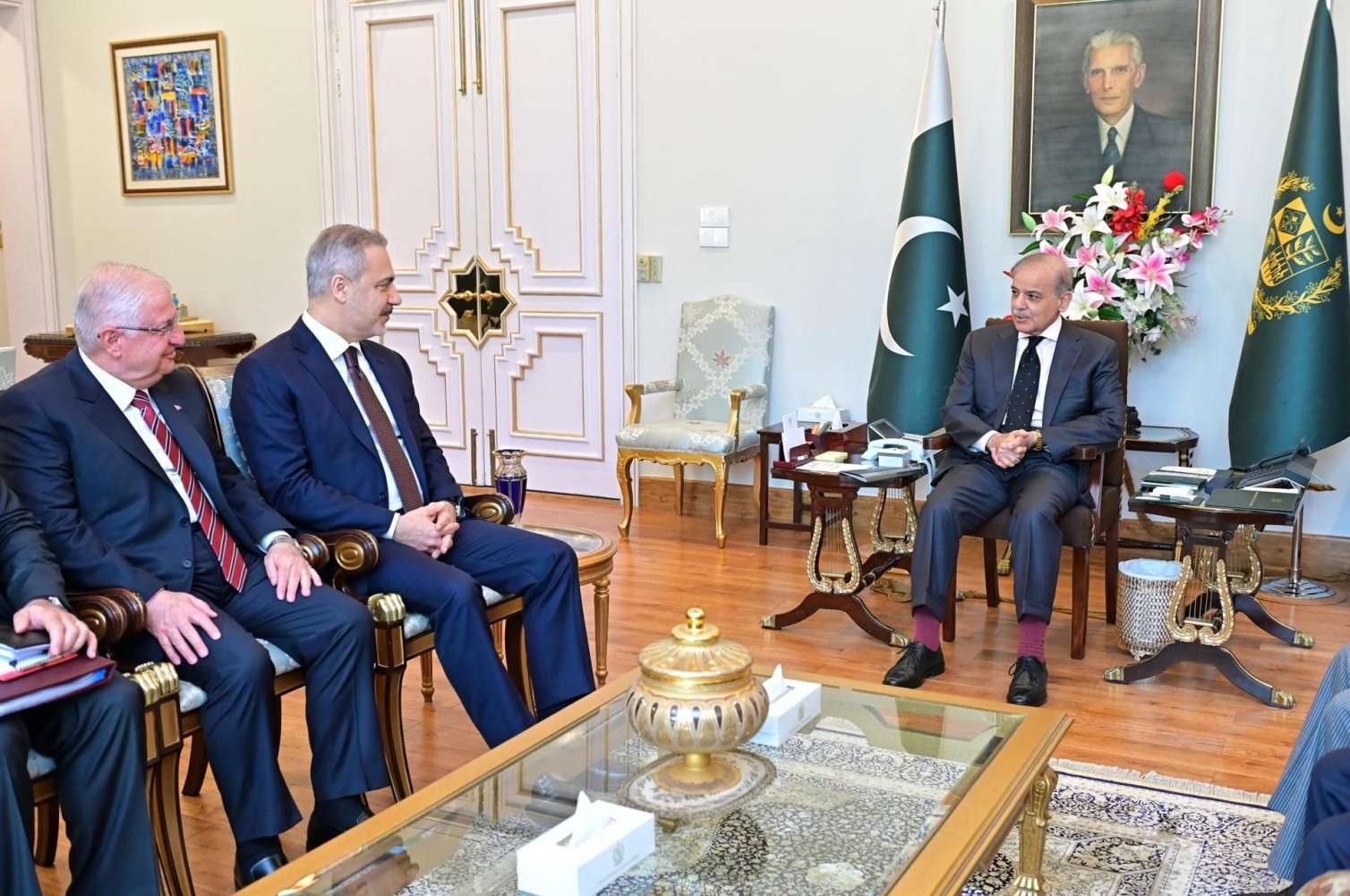 Şahbaz Şərif Fidan və Güləri qəbul etdi 