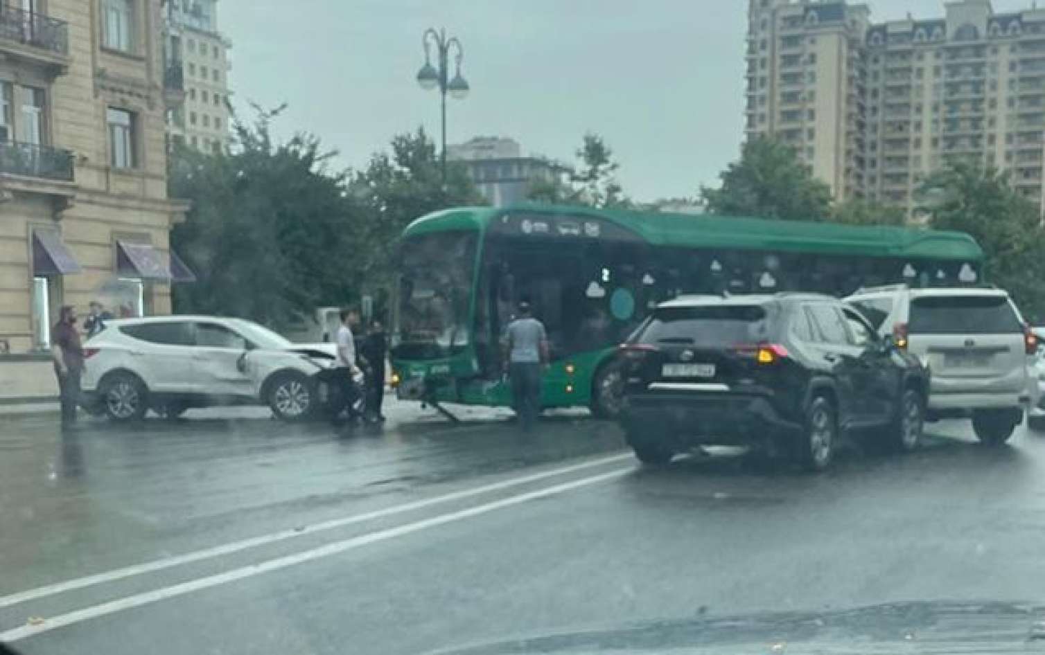 Bakıda dəhşətli qəza -  "Prado" avtobusa çırpıldı - FOTO