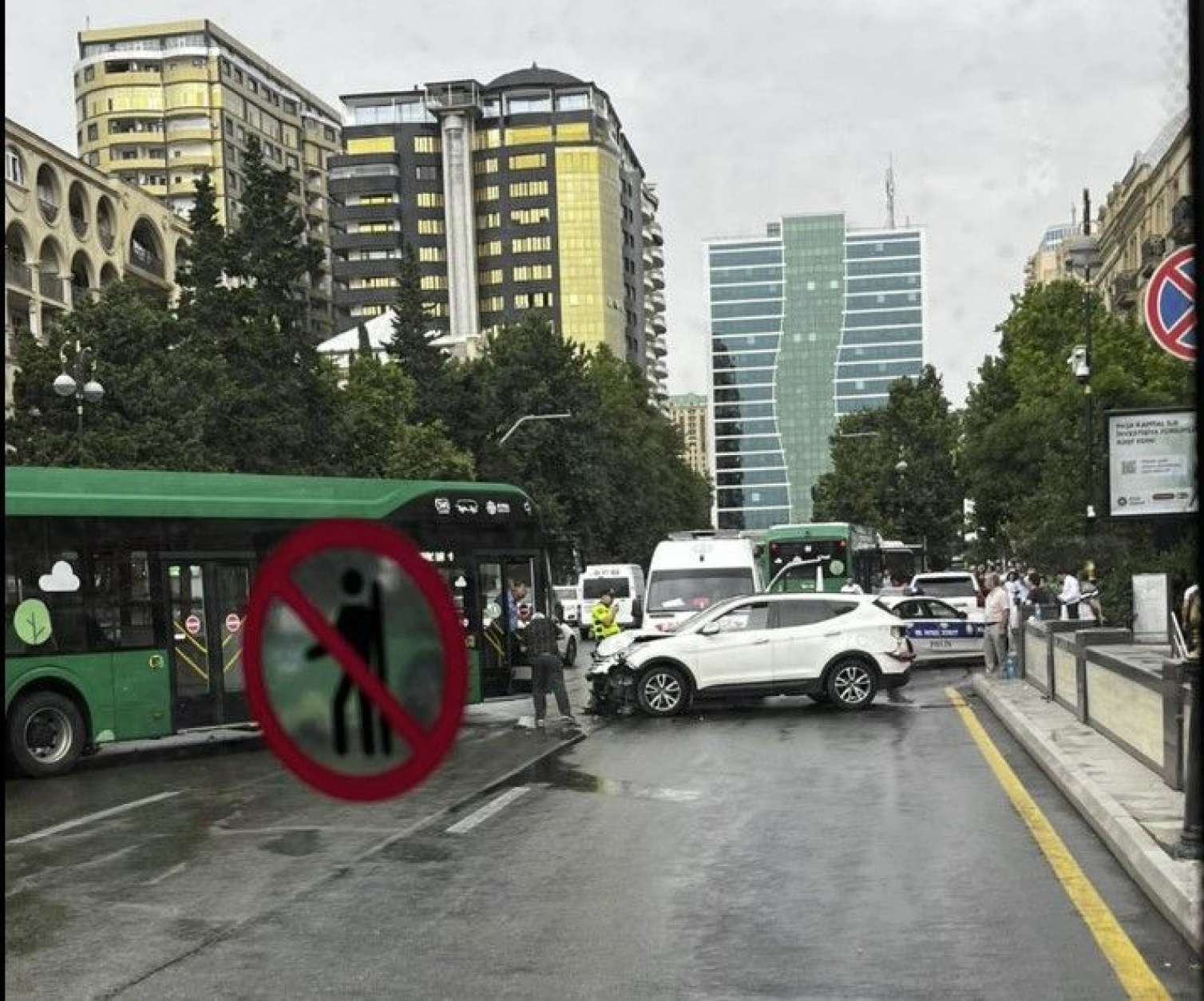 Bakıda dəhşətli qəza -  "Prado" avtobusa çırpıldı - FOTO