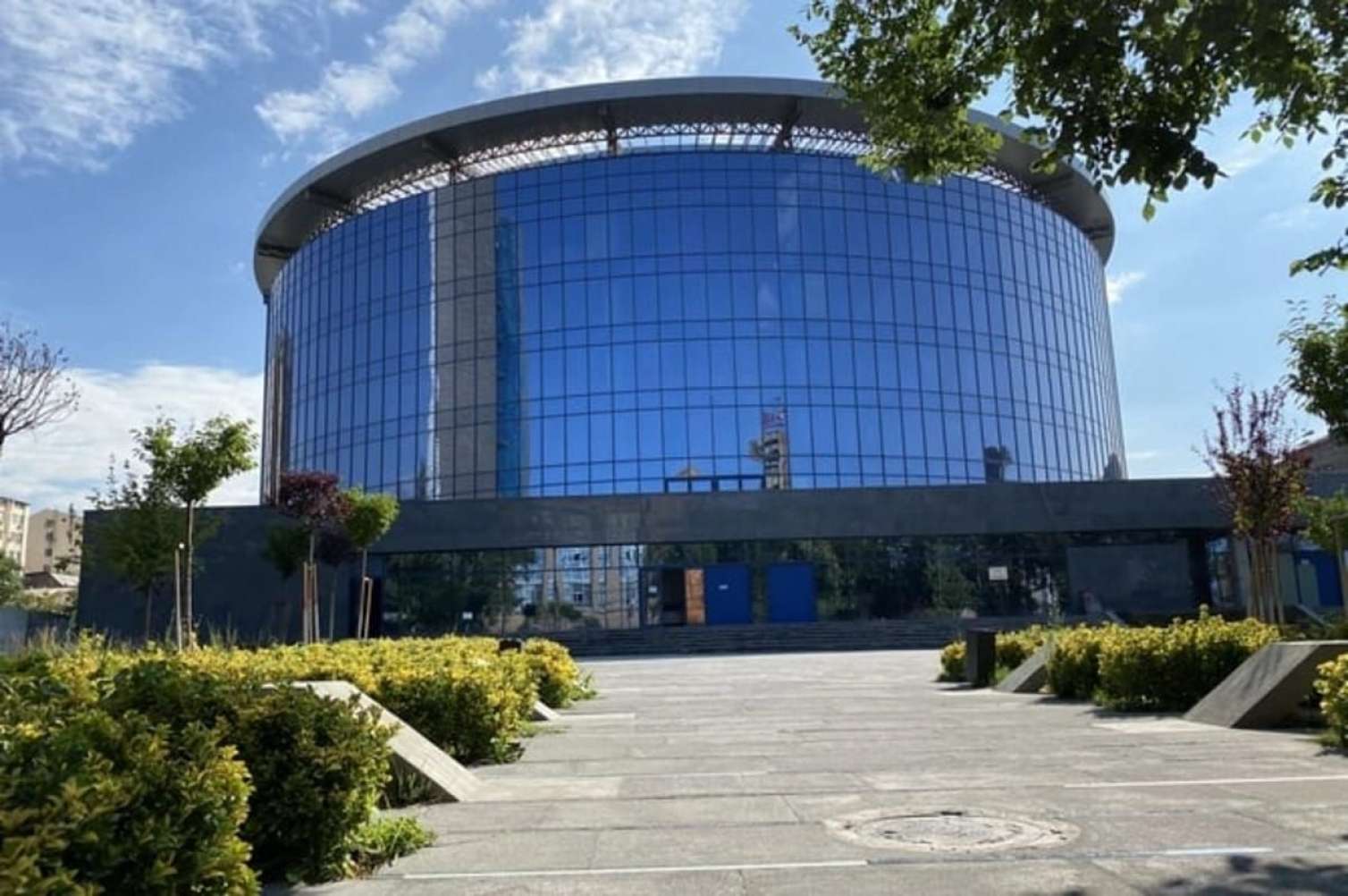 Ermənistanda bu binanın Samvel Karapetyandan müsadirəsi istənildi 