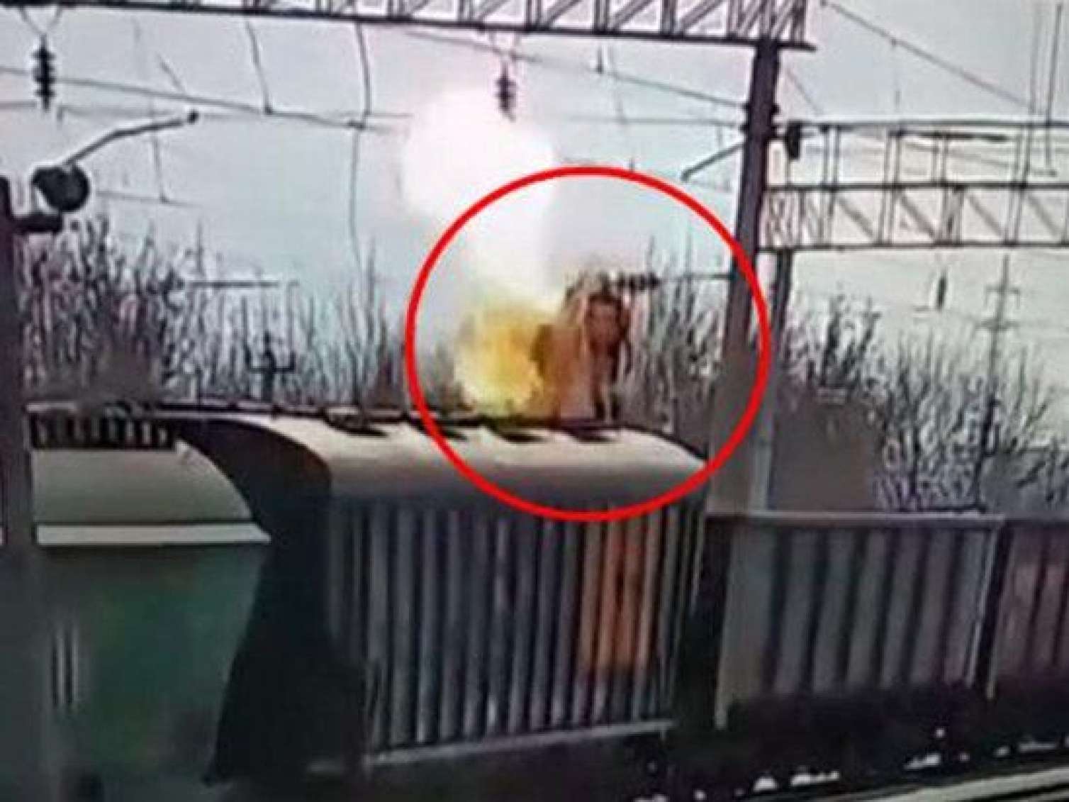 Vaqonun üstünə çıxan yeniyetməni elektrik vurdu 