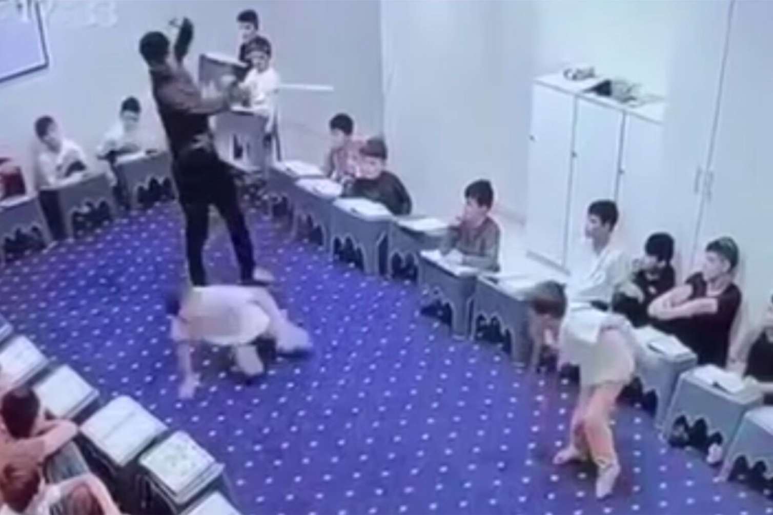 "Quran" dərsində molla şagirdləri çubuqla döydü - Dəhşətli görüntülər 