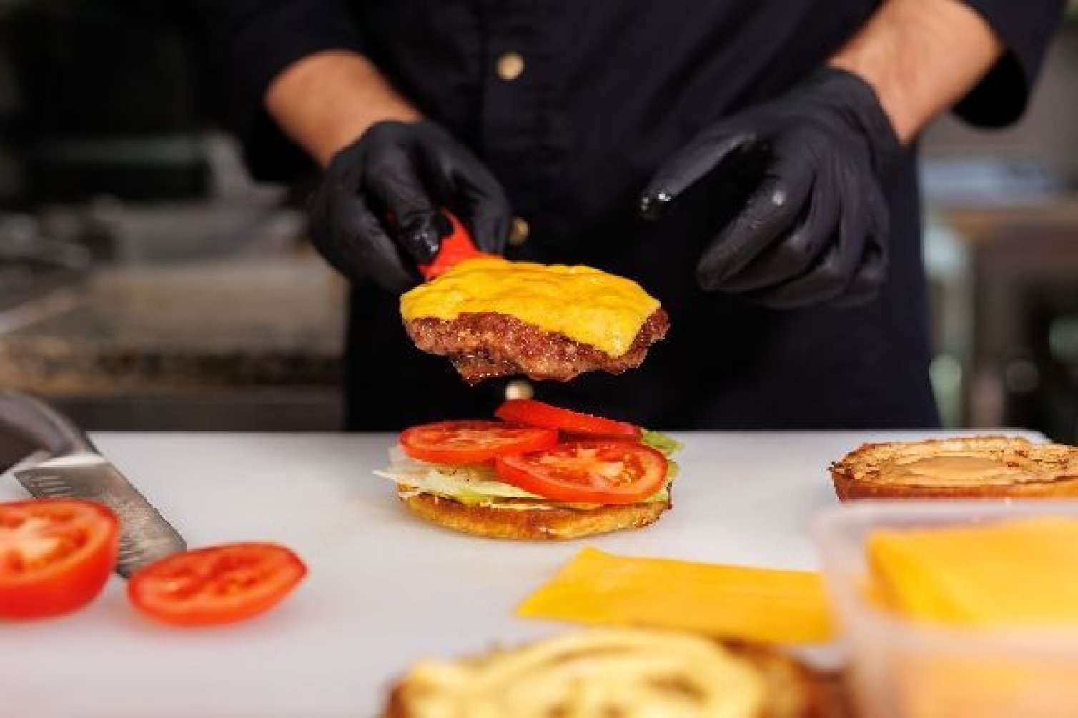 Restoran işçisi içinə tüpürdüyü burgeri müştəriyə satdı – VİDEO 
