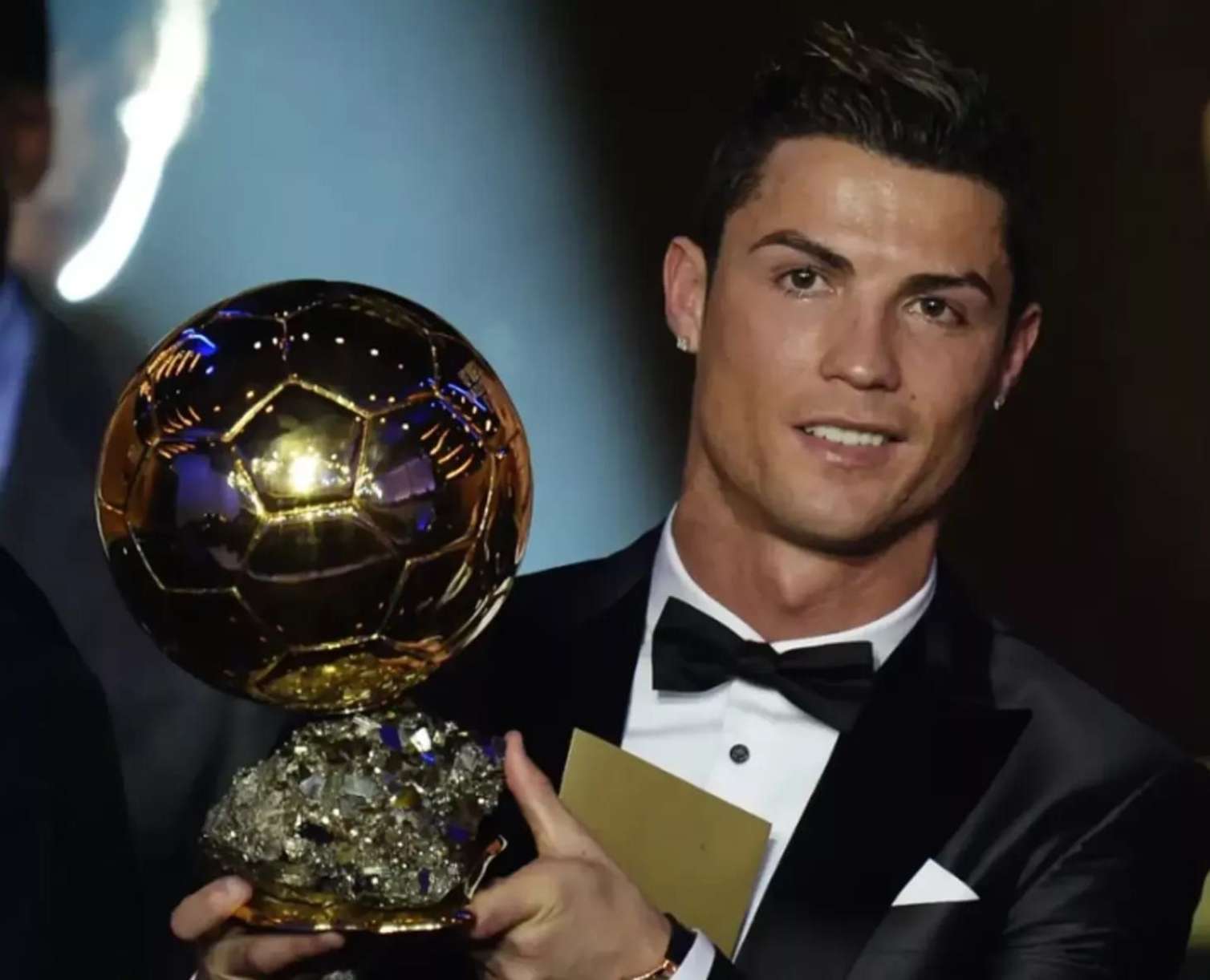Ronaldo 2013-cü ildə qazandığı “Qızıl top”u satdı: Görün kim aldı - FOTO 